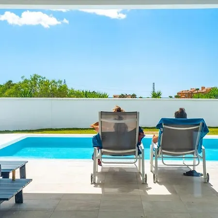 Modern Walking Distance From The Villa *