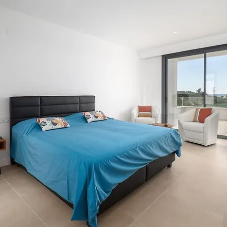 Modern Walking Distance From The Villa *