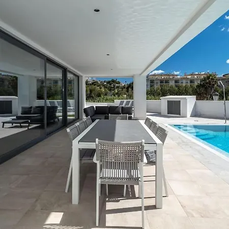Modern Walking Distance From The Villa *
